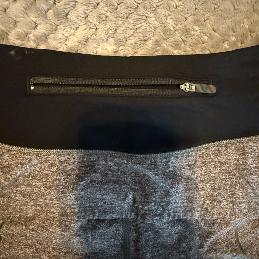 Lululemon Speed Up Low-Rise Lined Shorts 2.5". Heather Gray & Black Size 2 - Picture 3 of 10